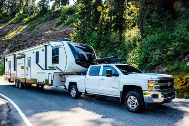 Can u leave a 5th wheel hooked to truck overnight?