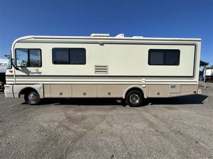 How big is a 1999 Fleetwood Bounder motorhome?