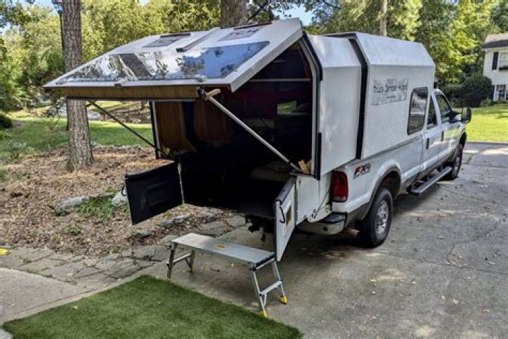 How does the lift mechanism work on a pop-up camper?