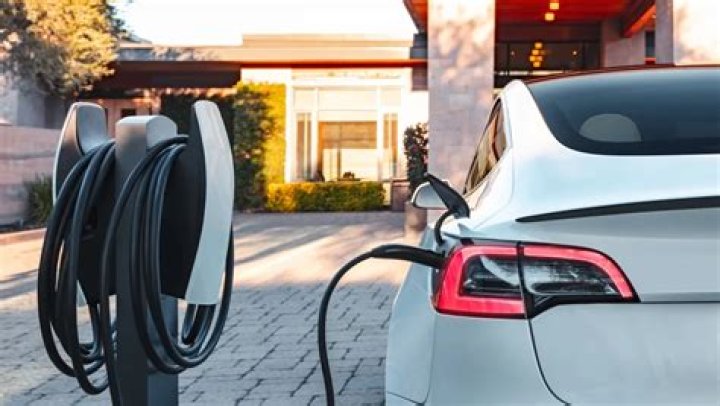 How long can you leave an electric car plugged in?
