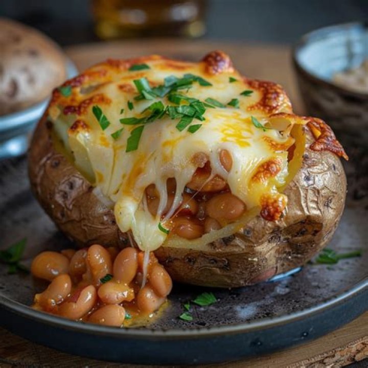 How many calories is a jacket potato with cheese?