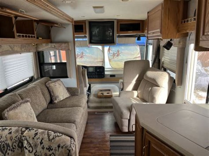 How much is a 2004 Winnebago Adventurer worth?