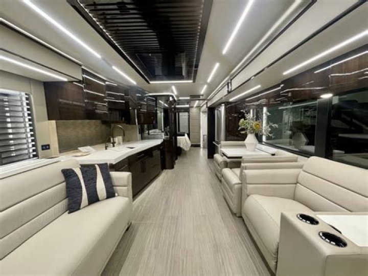 What are the features of a Newmar King Aire?