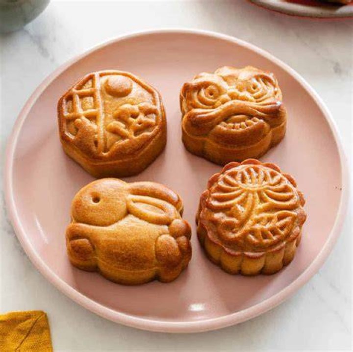 What is Chinese moon cake made of?