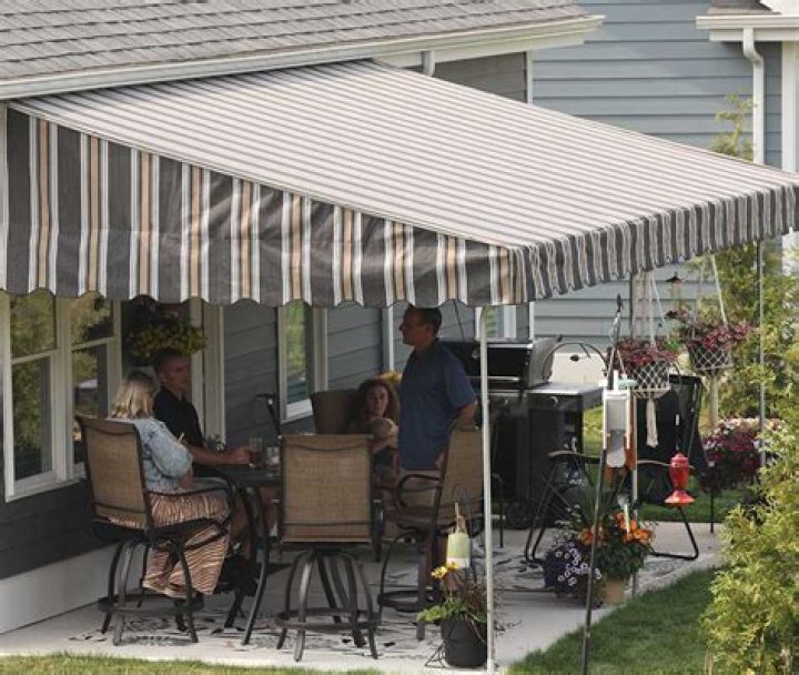 What kind of awning does a Sunchaser have?
