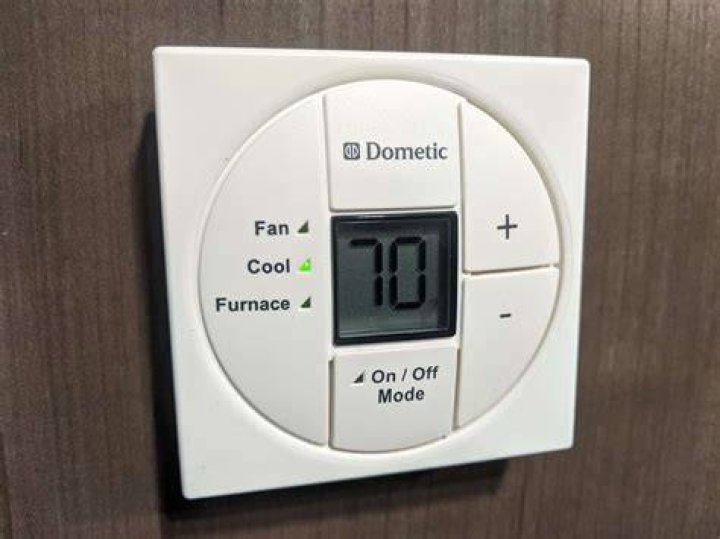 When do I get an error code on my Dometic thermostat?